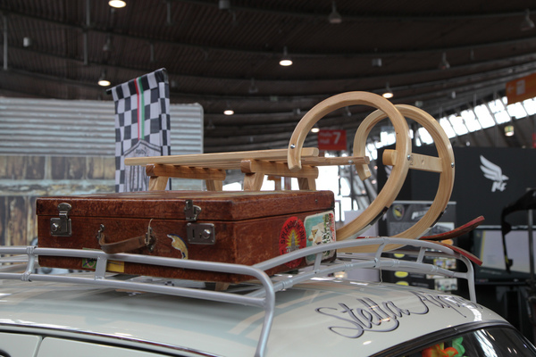 Während zur Eröffnung von Techno Classica und Retro Classics draussen noch der Winter sein Unwesen trieb, gab es in den Hallen wenigstens das passende Zubehör dazu, …