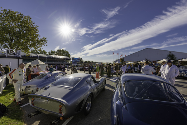 Wagenpark für über 200 Millionen beim Vorstart zum Rennen zur Kinrara Trophy -Goodwood Revival 2018