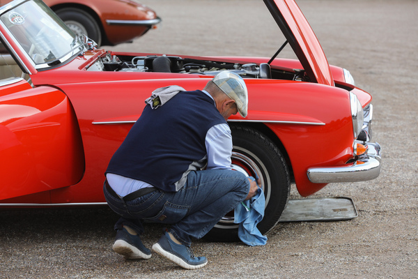 Wagenpflege bis zum letzten Moment vor der Jurierung - 21. Classic-Gala Schwetzingen 2025