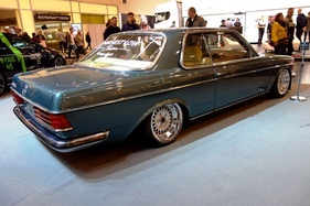 Wahrlich tief: Mercedes 123 Coupé (1977) an der Essen Motor Show 2019.