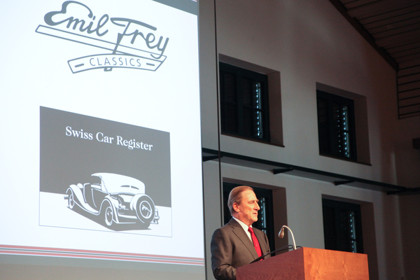 Walter Frey erzählt von seiner Passion für alte Autos - Lancierung der vier Schweizer Briefmarken im Emil Frey Classic Center