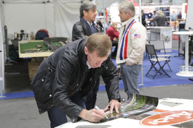 Walter Röhrl beim Signieren von Postern - Hamburg Motor Classics 2017