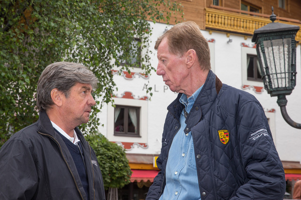 Walter Röhrl diskutiert wohl die Strategie mit seinem Beifahrer - Saalbach Classic 2015