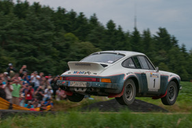 Bild Walter Röhrl flog mit Abstand am weitesten bei der Sprungkuppe der BOSCH Super Stage: Walter Röhrl im Porsche 911 SC Gruppe 4 (1980) in der VIP Fahrer Gruppe am Eifel Rallye Festival 2013
