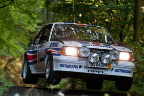 Bild Walter Röhrl im Original Monte Carlo Rallye Opel Ascona 400 Gruppe 4 (1982) in der VIP Fahrer Gruppe am Eifel Rallye Festival 2013