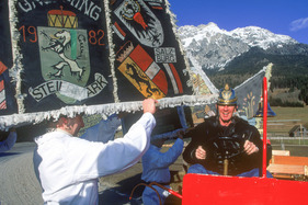 Walter Röhrl ist immer für einen Scherz zu haben, wie hier an der Planai-Classic 1998
