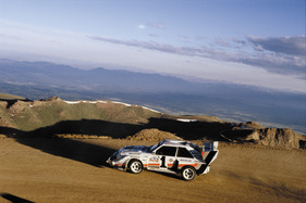 Bild Walter Röhrl meisterte den Pikes Peak 1987 mit einer Durchschnittsgeschwindigkeit von 111 km/h
