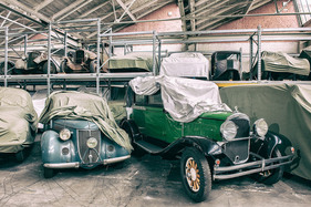 Wanderer W24 vom Ende der 1930er Jahre (links) und der zehn Jahre jüngere Chrysler Typ 52 in einer Version als Taxi