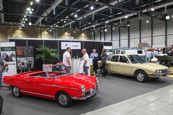 Wankelpaar von NSU bei Auto Vogel, links ein NSU-Wankel Spider, rechts ein Ro80 – Swiss Classic World Luzern 2022