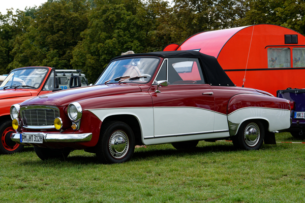 Wartburg 312 Cabrio (1966) , die Zweifarblackierung mag Originalitätsfanatiker irritieren – dem Auto steht sie. Der Besitzer hat noch einen ähnlich lackierten IFA F8 – OMMMA 2023