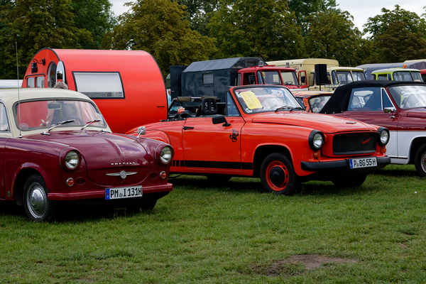 Wartburg 312 Cabrio () , Ton in Ton mit dem Dübener Ei. Ein Hingucker, dieses Gespann – OMMMA 2023