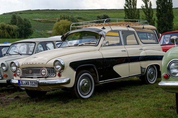 Wartburg 312 Camping (1966) , nahm das Fahrwerk ohne Abschmierpunkte vom kantigeren 353 voweg, ist aber für viele Oldtimerfreunde das schönere Auto als der kantige Nachfolger – OMMMA 2023