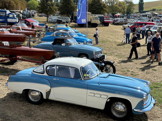 Wartburg 313 Sportwagen als Viersitzerumbau vor Motorbooten – OMMMA Festival Magdeburg 2025
