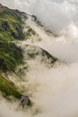 Warten auf den Ansturm: banger Blick vom Stelvio hinab auf die legendäre Passstrasse – keine guten Aussichten für Fotografen.