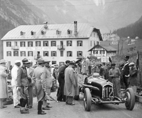 Warten auf den Schuss: Startszene am Hotel Bella Vista zum „Corsa dello Stelvio“ 1932, dem „Höchsten Bergrennen der Welt“.