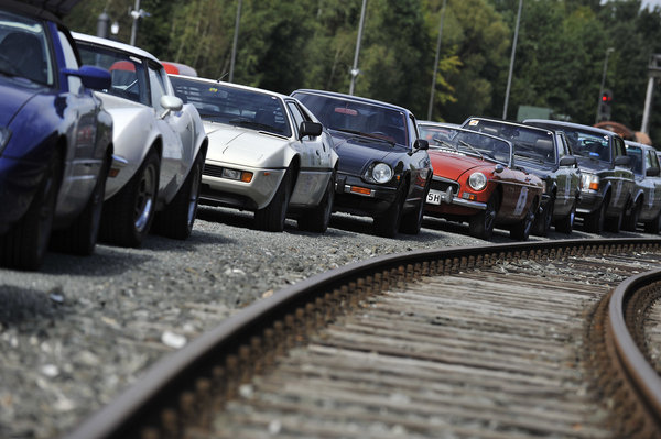 Warten neben den Bahngeleisen - am fünften Tag der Creme21 2015 - Etappe Nürnberg-Leipzig