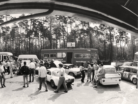 Warteschlange vor dem Bilstein-Servicebus beim Flugplatzrennen Fassberg 1969 (1969)