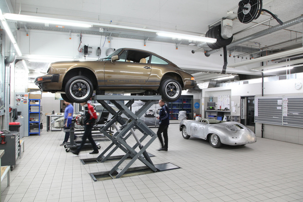 Bild Wartungsarbeiten und Restaurierungen können auf einer Ebene durchgeführt werden - Porsche Classic Zentrum Schlieren/Zürich