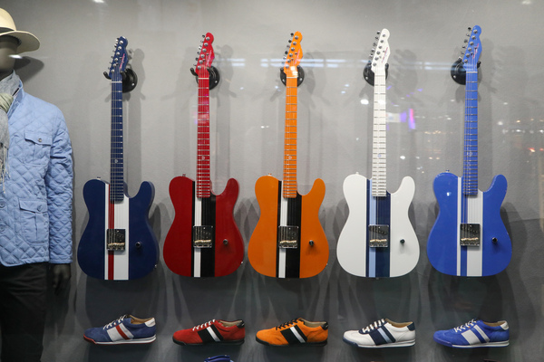 Warum nicht mal Gitarren in auto-ähnlicher Lackierung? - Rétromobile Paris 2024