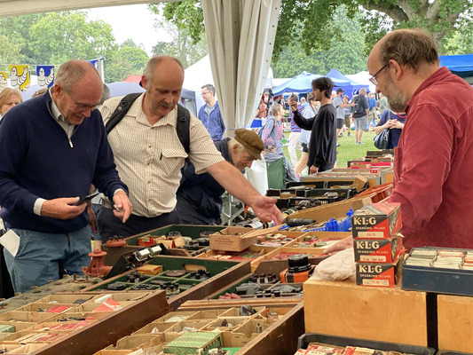 Bild: Was der Bosch-Dienst nicht mehr vorrätig hat, findet sich auf dem Teilemarkt – Beaulieu International Autojumble 2021