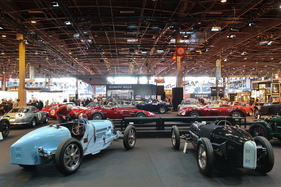 Was für ein Ausblick - im Vordergrund zwei Bugatti, dann zwei Maserati und dahinter ein Heer von Ferrari-Sportwagen - bei Lukas Hüni - Rétromobile Paris 2018