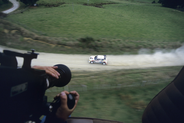 Bild Was heute ganz normal ist (Filmaufnahmen aus Drohnensicht) war früher aufwändig und neu, faszinierende Perspektiven wie hier vom Peugeot 205 Turbo 16 E2 (Gruppe B) (1986) - Helmut Deimel filmt Juha Kankkunen aus dem Hubschrauber - Film "Gruppe B - Der Ritt auf dem Feuerball"