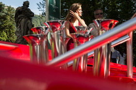 Was im Vordergrund aussieht wie Pokale, sind die Ansaugtrichter des Lotus 66 – Concorso d'Eleganza Villa d'Este 2024