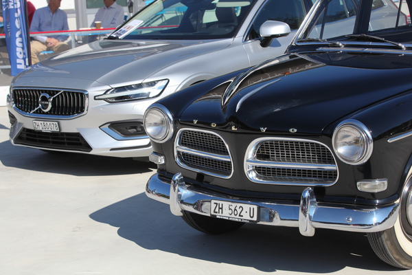 Was in 50 Jahren so im Auto-Design passiert - rechts Volvo Amazon, links Volvo der neuesten Generation - Dolder Classics September 2018