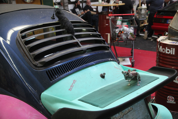 Was macht denn diese Ratte auf dem Käfer-Flügel? (Techno Classica 2017)