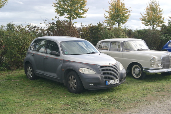 Was sich wohl der Heckflossen-Benz gedacht hat, als der scheckige PT Cruiser neben ihm einparkte? – Veterama Mannheim 2022