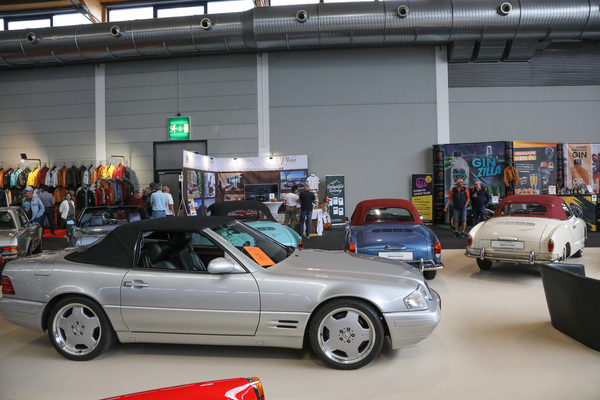 Was soll's denn sein: relativ modernes Mercedes-Benz-Cabriolet der Baureihe R129 oder ein klassischer VW Karmann-Ghia? - Klassikwelt Bodensee 2024