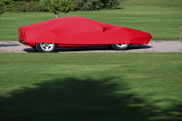 Was verbirgt sich wohl unter der eleganten Hülle? Natülrich ein Ferrari 512 BBi von 1983 - Classic-Gala Schwetzingen 2018