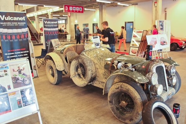 Waschen ohne Wasser wurde hier eindrücklich an einem unüblich schmutzigen Oldtimer präsentiert - Swiss Classic World 2015