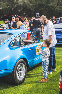 Wasserkühlung nur beim kleinen Bewunderer, nicht beim Porsche 911 – The Amelia Concours d'Elegance 2024