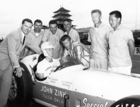 Watson John Zink Special (1956) – Indy-Rennwagen mit Karosserie von Larry Shinoda (rechts)