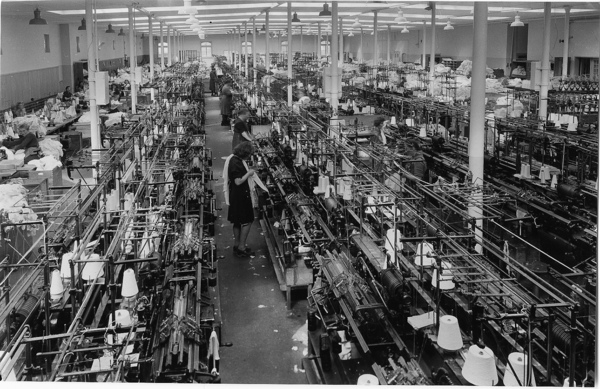 Image: Weaving machines in the old Schedhalle - this will be the event room and the showroom on the first floor