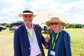 Wegen einer Panne bei der Anreise mit etwas Verspätung, aber gut dennoch gelaunt angekommen: Sue und Michael Ensor besitzen einen Rolls-Royce 20 HP Open Tourer von 1928