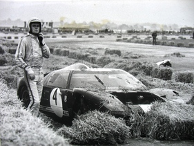 Weiche Landung - Mit seinem Ford GT 40 strandet Neerpasch 1967 in den Strohballen von Zeltweg.