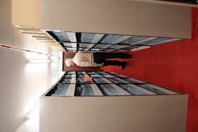 Weitere Regale mit Dokumenten. Gut zu erkennen sind die Leitungen der Sprinkleranlage und die Videoüberwachung