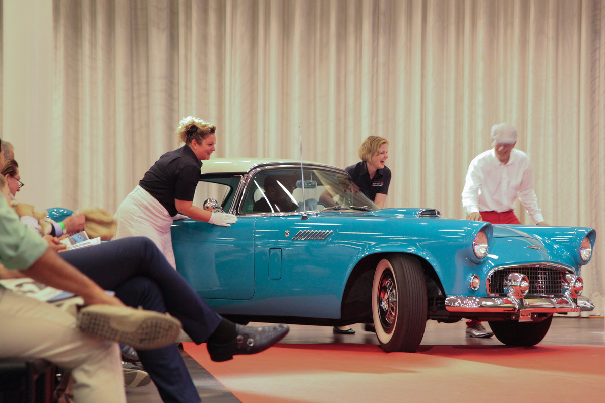 What a color - Ford Thunderbird from 1956 is pushed onto the stage - Auction of the classic car gallery at the Dolder Grand Hotel 2017