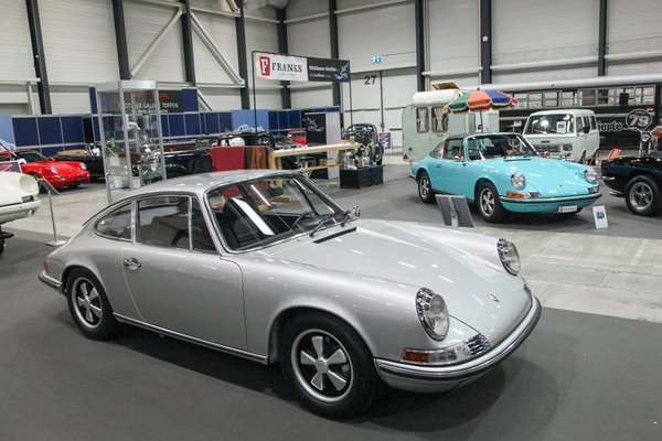 Welche Farbe hätten Sie denn gerne? Frühe Porsche 911 in Silber und Hellblau - Swiss Classic World Luzern 2021