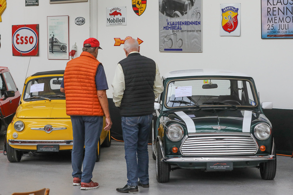 Welcher der beiden ist wohl vorzuziehen? - Versteigerung der Oldtimer Galerie Toffen am 14. Oktober 2023