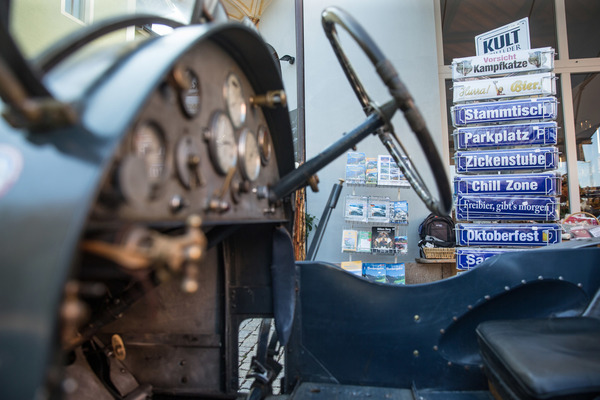 Welches Schild sich der Fahrer hier wohl kaufen mag?