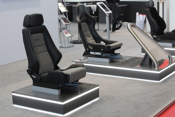 Weltpremiere in Stuttgart - Recaro Classic Line, mit Sitzen in den historischen Formen, aber feinen Verbesserungen und historischen Polsterstoffen - Retro Classics Stuttgart 2020