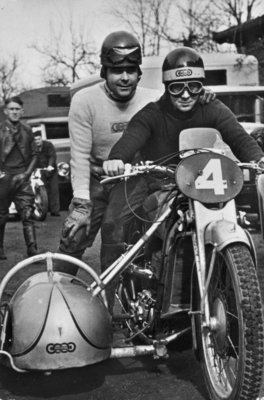 Bild Weltweite Erfolge auf zwei, drei und vier Rädern. DKW bewies seine Bedeutung im Motorsport und feierte zahllose Erfolge. Europameister 1937 Hans Schumann mit Schmiermaxe Julius Beer. Im Hintergrund Ewald Kluge