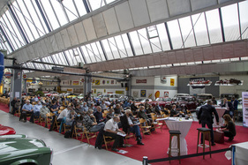 Wenger Publikum, Masken - es ist Corona-Zeit - Versteigerung der Oldtimer Galerie Toffen vom 17. Oktober 2020 Wenger Publikum, Masken - es ist Corona-Zeit - Versteigerung der Oldtimer Galerie Toffen vom 17. Oktober 2020