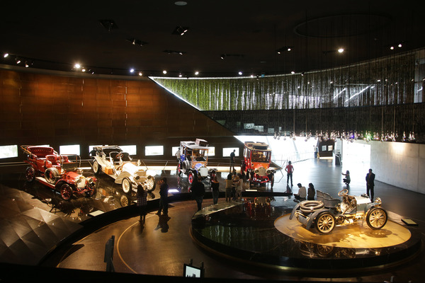 Bild Wenig Tageslicht und viel Kunstlicht im Mercedes-Museums in Stuttgart