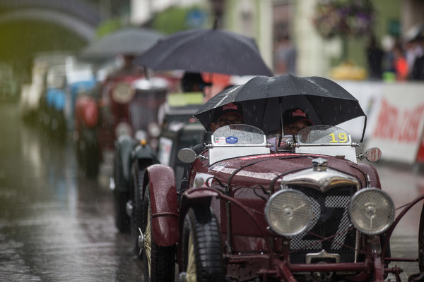 Wenn das Auto kein Dach hat, muss es der Schirm richten - Ennstal-Classic 2019