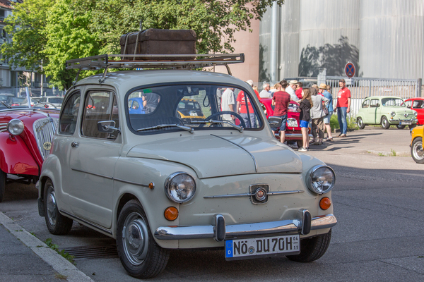 Wenn der Platz ausgeht, gibt's ja noch den Dachgepäckträger - Treffen der Fiat-600-Freunde 2023