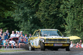 Bild Wenn ein Opel im Anflug war, herrschte immer besonders lautes Applaudieren und Zurufen aus den Zuschauerrängen. Opel, die Drift-Könige, geniessen die Fangemeinde! – Opel Ascona A (1971) in der «Youngtimer» Vorauswagengruppe am Eifel Rallye Festival 2013